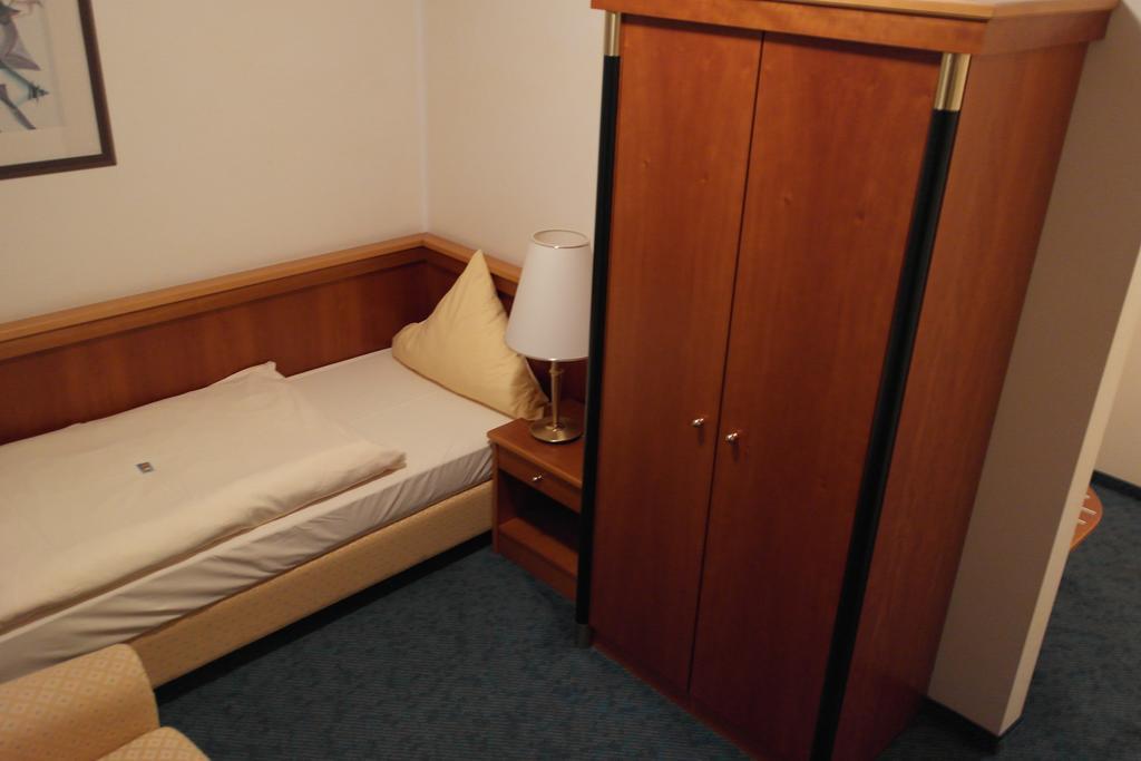 Hotel Jahnhaus Langenfeld  Rum bild